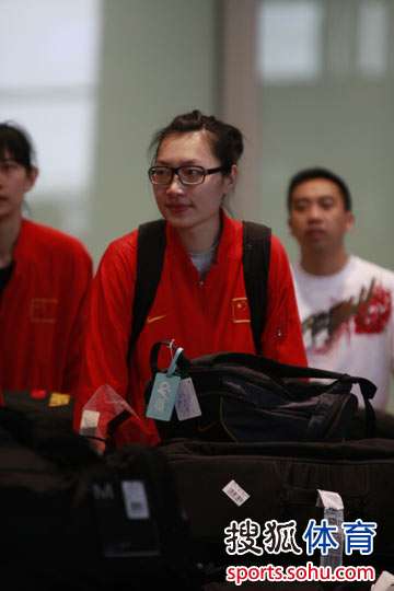 图文:中国女篮载誉而归 关馨手推行李