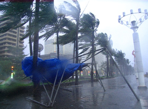 菲律宾北部遭台风袭击暴雨成灾交通几乎瘫痪