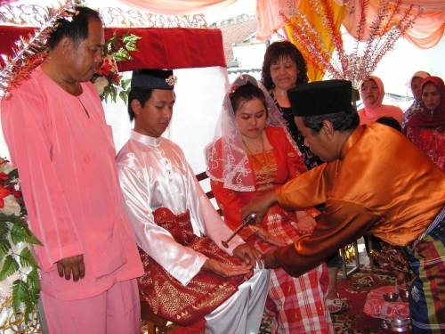 马来西亚华裔新人行马来婚礼(组图)