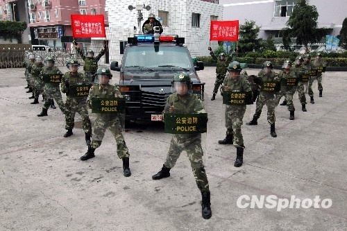 浙江省温州市公安边防支队举行代号为"猎狐"的国庆安保实战反恐演练