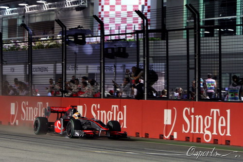 图文:F1新加坡大奖赛正赛 汉密尔顿冲线瞬间