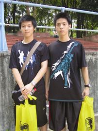 唐奔宵(右)和弟弟唐超影(左)