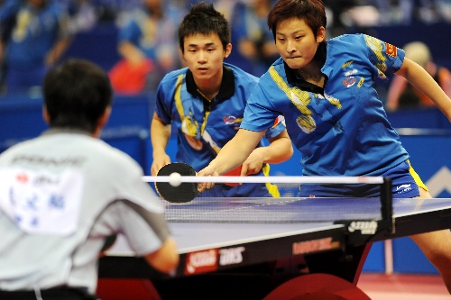 图文:乒乓球混双1\/4决赛 刘纯比赛中回球