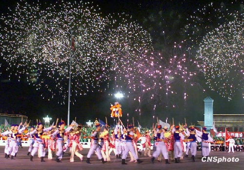 图为1999年首都国庆联欢晚会,礼花缤纷,场面热闹.