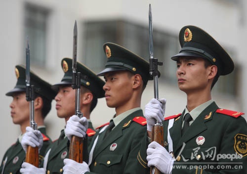 组图:武警云南总队举行国庆60周年升国旗仪式