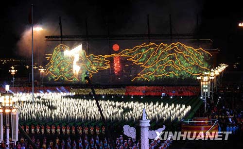 10月1日，首都各界庆祝中华人民共和国成立60周年联欢晚会在北京天安门广场举行。这是烟花绘画网幕首次呈现2250平方米“锦绣河山”图。新华社记者郭大岳摄