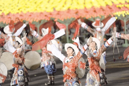 少数民族演员载歌载舞,欢庆国庆 本报记者居杨摄