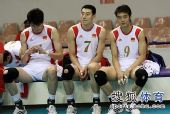 图文：中国男排3-0哈萨克斯坦 场边休息