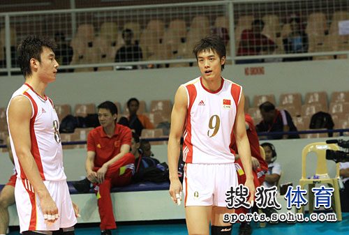 图文：中国男排3-0哈萨克斯坦 崔建军与焦帅