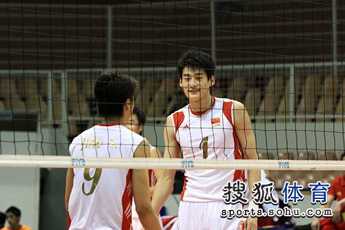 图文：中国男排3-0哈萨克斯坦 男排面带笑容