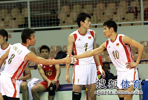 图文：中国男排3-0哈萨克斯坦 队员相互祝贺