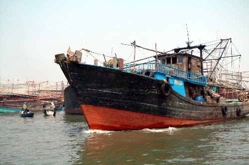 图:广西北海渔船结束避风陆续出海作业