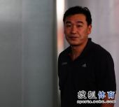 图文：中国男排亚锦赛归来 周建安表情凝重