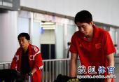 图文：中国男排亚锦赛归来 走出机场大厅