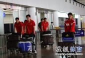 图文：中国男排亚锦赛归来 队员推行李走出大厅