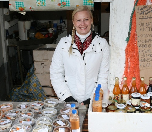 芬兰传统青鱼市场在首都赫尔辛基市南码头开市