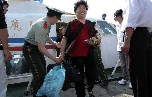 温州南麂岛百余名游客被困5天后安全登陆(组图