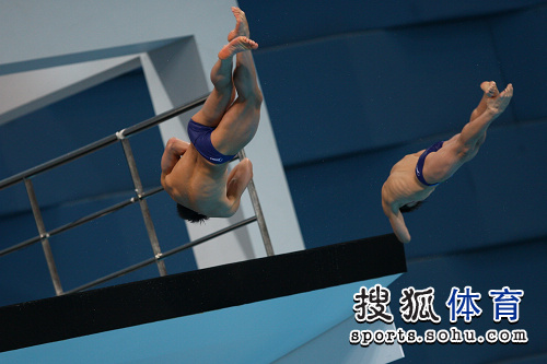 图文:男子10米双人跳台决赛 北京队曹缘林跃