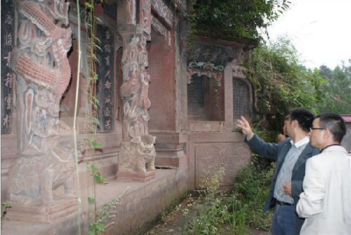 张建成石刻墓坊; 万源张建成墓成旅游热点 石雕艺术倾倒游客(图)