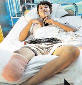 印尼地震中一名小伙被困 砍断小腿废墟求生(图)
