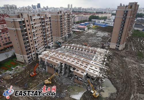上海楼房倒塌事故续:未倒楼房加固方案出台