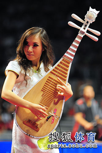 图文世界杯赛前节目很精彩气质美女弹奏琵琶