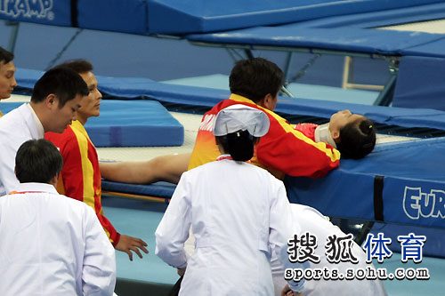 图文蹦床女团决赛吴楚文受伤被抬上担架