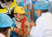 西藏学生接种甲型H1N1流感疫苗(组图)