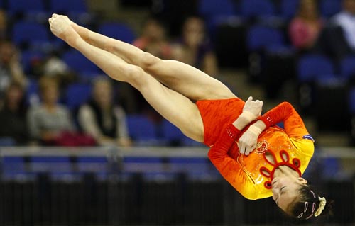 图文:体操世锦赛女子资格赛 杨伊琳空中翻腾