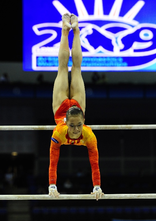 图文:体操世锦赛女子资格赛 杨伊琳在比高低杠