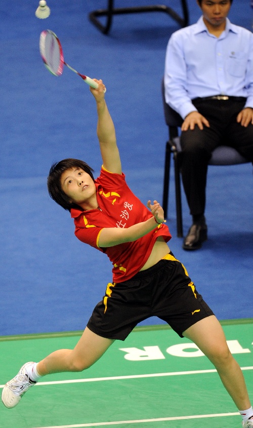 图文:全运会羽毛球比赛 蒋燕皎正手回球