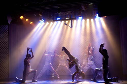 霹雳街舞表演 b-boy剧场展开的全球首次霹雳街舞表演!