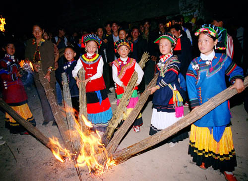 彝族火把节 东方狂欢节的水火盛会