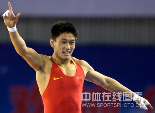 组图:男子摔跤60kg级谢振夺冠 与教练激情拥抱