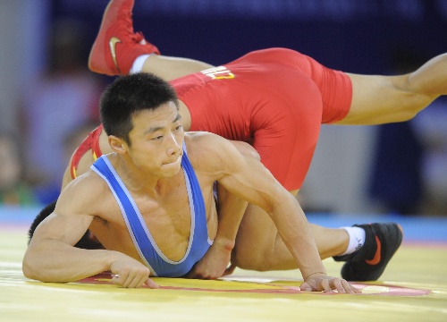 图文:男子古典式摔跤55公斤级 范阿文冷静防守