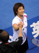 图文：全运羽毛球女单王琳夺冠 与教练击掌庆祝