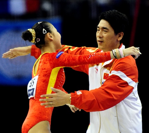 图文:世锦赛女子高低杠决赛 何可欣与教练拥抱