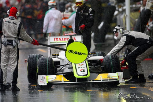 图文:F1巴西大奖赛排位赛 布朗车队进站