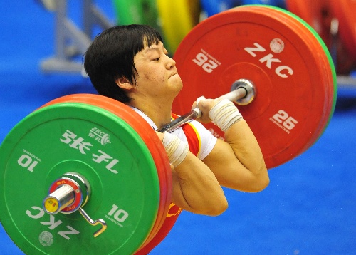 图文:全运会举重女子58公斤级 李雪英挺举比赛