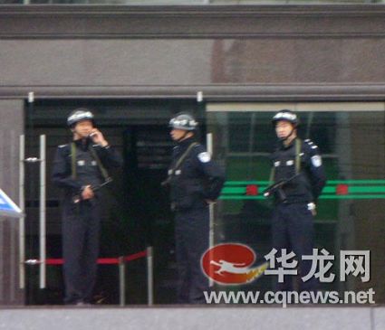 重庆万州双胞胎黑老大今受审 警方荷枪实弹(图)