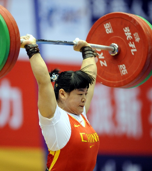 图文:举重女子69公斤级 刘春红在比赛中