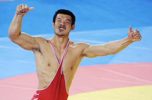 图文:男子摔跤120公斤级刘德利夺冠 激情