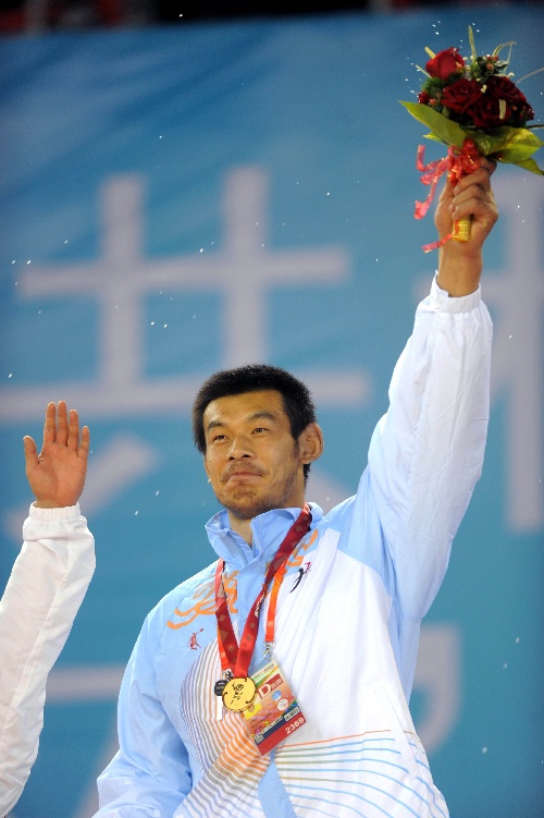 图文:男子摔跤120公斤级刘德利夺冠 高举