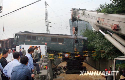 10月19日，救援人员在浙江绍兴发生的火车出轨事故现场进行救援。