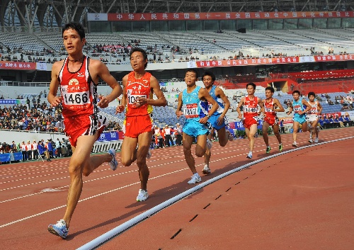 图文:全运会田径比赛 杨定宏在比赛中