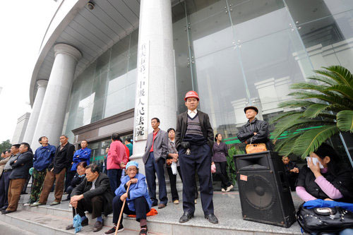 2009年10月20日下午，张波、张涛双胞胎等23名涉黑团伙一审在市二中院结束。许多市民仍冒雨到法院大门旁听广播庭审。