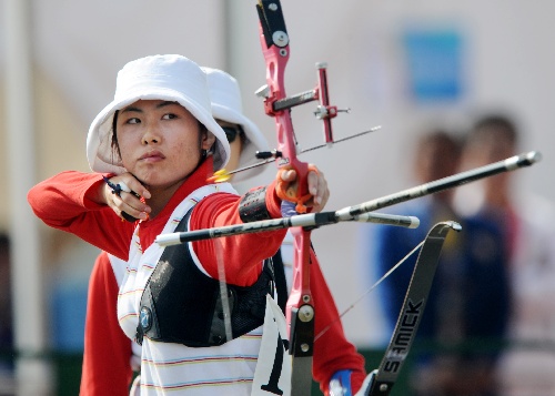 图文:女子反曲弓团体赛 解放军队李冠军比赛中