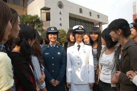 国庆阅兵引发女大学生参军热 华师250余人报名