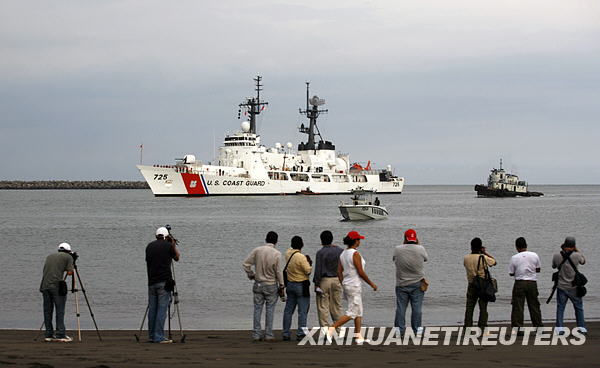 美国海岸警卫队的舰艇押送被拦截的运毒潜水艇抵达危地马拉的圣何塞港