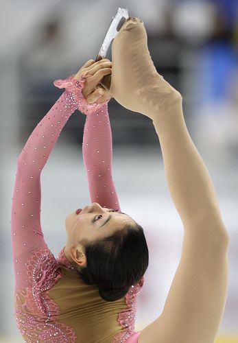 组图:浅田真央粉色透视装惊艳 英美女摔倒大叫